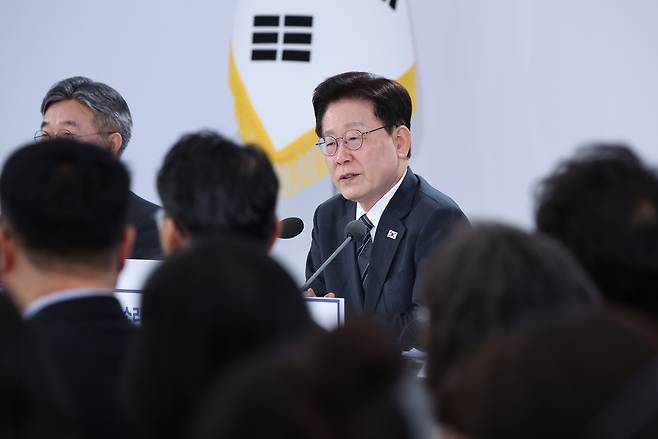 이재명 대통령이 2일 세종특별자치시에서 열린 민원혁신 사례보고회에서 모두발언을 하고 있다. 청와대통신사진기자단