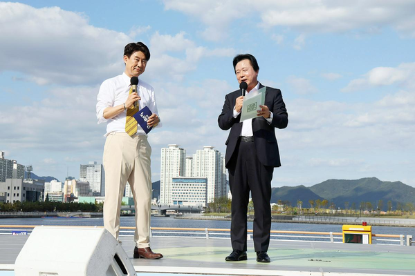 지난달 22일 3.15해양누리공원에서 열린 KBS <전국노래자랑> 창원시 편 녹화 현장을 찾은 강기윤 창원시장. /창원시