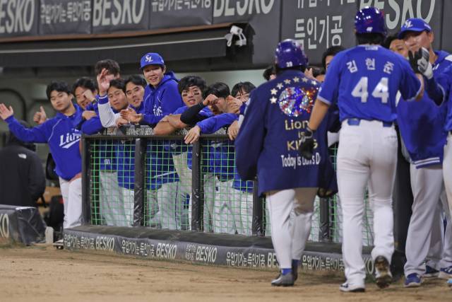 삼성 라이온즈의 김성윤이 6일 광주에서 열린 KIA 타이거즈와의 경기 7회초 동점 2점 홈런을 친 뒤 팀 특유의
