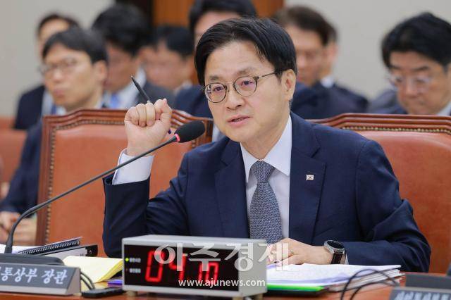 김정관 산업통상부 장관이 6일 오전 서울 여의도 국회에서 열린 산업통상자원중소벤처기업위원회 국정감사에서 의원 질의에 답하고 있다. 2026.10.06[사진=유대길 기자 dbeorlf123@ajunews.com]