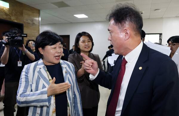 서영교 법사위원장(왼쪽)과 국민의힘 김태규 의원이 6일 국회에서 정회된 법제사법위원회 국정감사장 앞에서 언쟁을 벌이고 있다. 2026.10.6. 연합뉴스