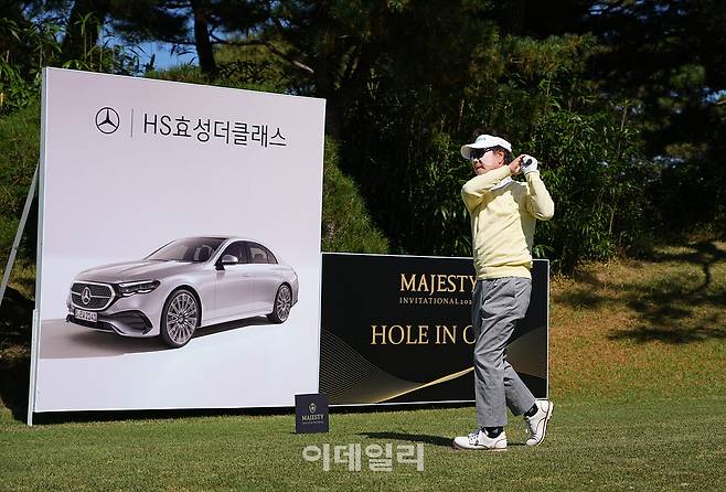[포토]유동근,노련한 아이언샷