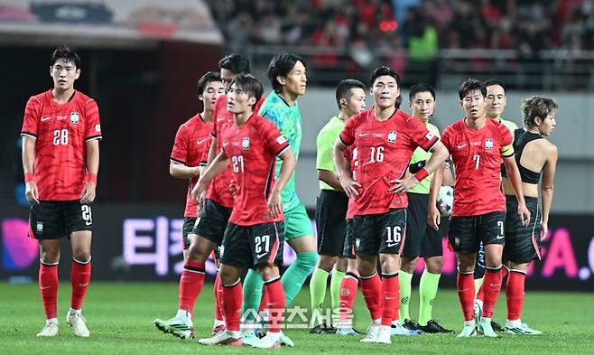 손흥민이 28일 서울월드컵경기장에서 열린 우루과이와의 A매치 평가전 후 동료들을 위로하고 있다.  2026. 9. 28. 상암 | 최승섭기자 thunder@sportsseoul.com