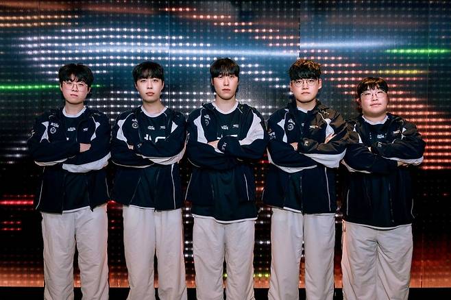 LCK 정규시즌 4라운드 마지막 경기에서 T1을 꺾고 2위를 차지한 한화생명 선수단. 사진 | LCK