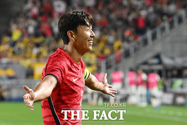대한민국과 에콰도르의 평가전이 24일 오후 경기도 수원시 팔달구 수원월드컵경기장에서 열린 가운데 손흥민이 득점 후 기뻐하고 있다./수원월드컵경기장=남용희 기자