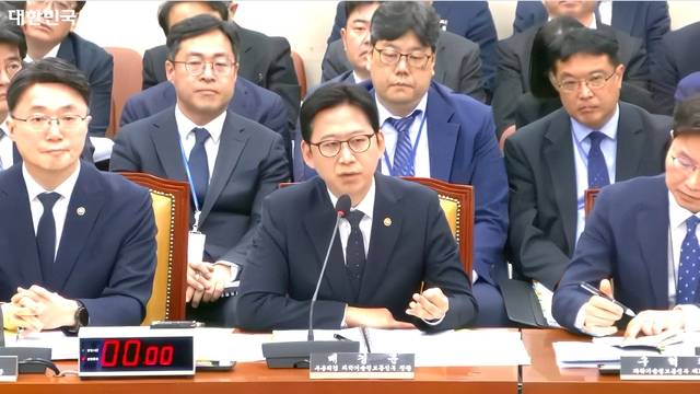 배경훈(가운데) 부총리 겸 과기정통부 장관이 6일 국회 과방위 국정감사에서 의원들의 질문에 답하고 있다. 온라인 중계 캡처