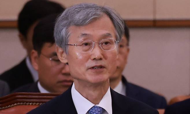 조희대 대법원장이 6일 오전 서울 여의도 국회에서 열린 대법원 등에 대한 법제사법위원회 국정감사에서 의원질의에 답하고 있다. 김혜윤 기자 unique@hani.co.kr