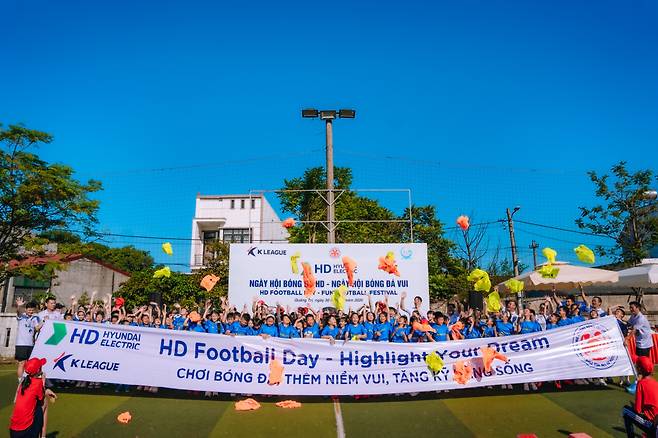지난달 30일 베트남 꽝찌성 동투언 초등학교에서 진행된  사회공헌 캠페인 'HD Football Day x K LEAGUE'. 사진=프로축구연맹