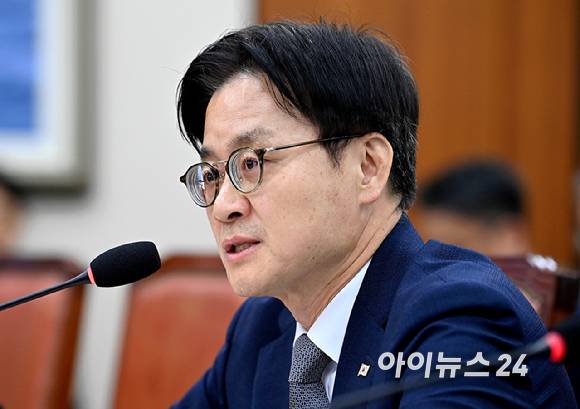 김정관 산업통상부 장관이 6일 서울 여의도 국회에서 열린 산업통상자원중소벤처기업위원회 국정감사에서 의원 질의에 답변하고 있다.[사진=곽영래 기자]