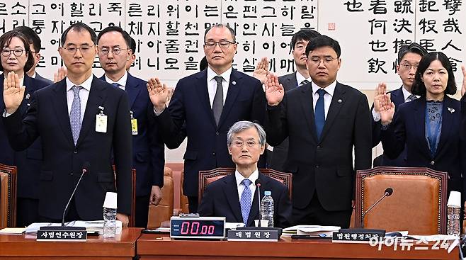조희대 대법원장이 6일 서울 여의도 국회에서 열린 국회 법제사법위원회의 대법원 등 국정감사에서 증인선서를 하지 않고 자리에 앉아 있다. [사진=곽영래 기자]