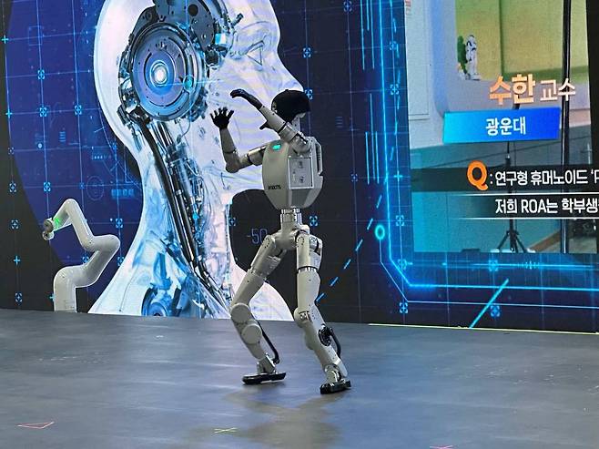 로보티즈 휴머노이드 로봇이 K팝 음악에 맞춰 춤을 추는 모습 / 출처=IT동아