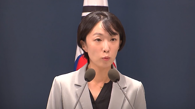 정빛나 국방부 대변인이 오늘(6일) 정례브리핑에서 아시안게임 축구대표팀 일부 선수들의 병역특례 관련 언행에 대한 입장을 밝히고 있다. (SBS 캡처)