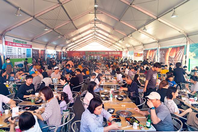 ▲ 지난 해 열린 제20회 횡성한우축제장 한우구이터에서 방문객들이 한우고기를 맛보고 있다.