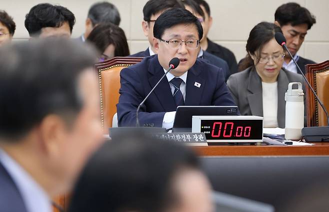 김성환 기후에너지환경부장관이 6일 국회에서 열린 기후에너지환경노동위원회 국정감사에서 의원 질의에 답변하고 있다. 연합뉴스