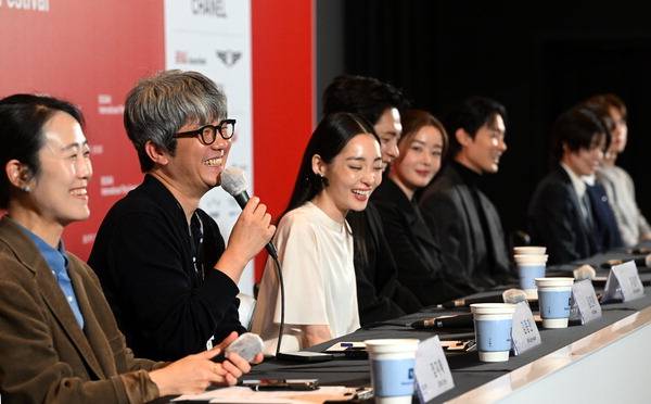 제31회 부산국제영화제(BIFF) 개막작 ‘낮과 밤은 서로에게’ 김종관 감독과 주연 배우들이 6일 영화의전당에서 열린 기자회견에서 질문에 답하고 있다.   김성효 선임기자