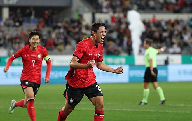 6일 경기 용인시 용인미르스타디움에서 열린 축구 국가대표팀 평가전 대한민국과 우즈베키스탄의 경기. 후반전 한국 오세훈이 팀 두번째 골을 넣은 뒤 기뻐하고 있다. 연합뉴스