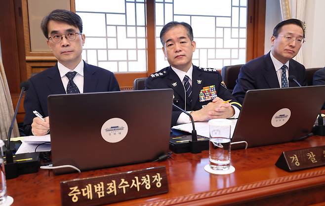 정현 공소청장(검찰총장) 직무대행(오른쪽부터)과 김종철 경찰청장 직무대행, 전종민 중대범죄수사청장 직무대행이 오늘(6일) 청와대에서 열린 국무회의에서 이재명 대통령의 발언을 듣고 있다. / 사진=연합뉴스