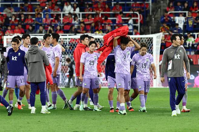 로베르트 모레노 감독이 이끄는 한국 축구대표팀이 6일 열리는 우즈베키스탄과의 평가전을 끝으로 지난달부터 이어진 A매치 4연전을 마무리한다. 사진은 지난 2일 베네수엘라와의 평가전에서 0-0 무승부를 기록한 이후 아쉬운 표정을 짓고 있는 대표팀 선수들./사진=뉴시스