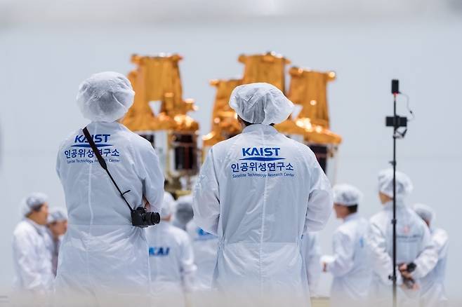 KAIST 인공위성연구소 연구진이 누리호 5호에 장착된 초소형군집위성 5기의 최종 점검을 진행 중이다.[한국항공우주연구원 제공]