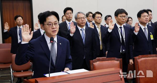 [서울=뉴시스] 고범준 기자 = 김정관 산업통상부 장관이 6일 서울 여의도 국회에서 열린 산업통상자원중소벤처기업위원회 국정감사(산업통상부)에서 선서를 하고 있다. 2026.10.06. bjko@newsis.com
