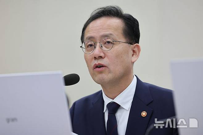 [서울=뉴시스] 최진석 기자 = 이형일 부총리 겸 재정경제부 장관이 6일 여의도 국회에서 열린 국회 재정경제기획위원회의 재정경제부에 대한 국정감사에 출석해 의원 질의에 답하고 있다. 2026.10.06. myjs@newsis.com