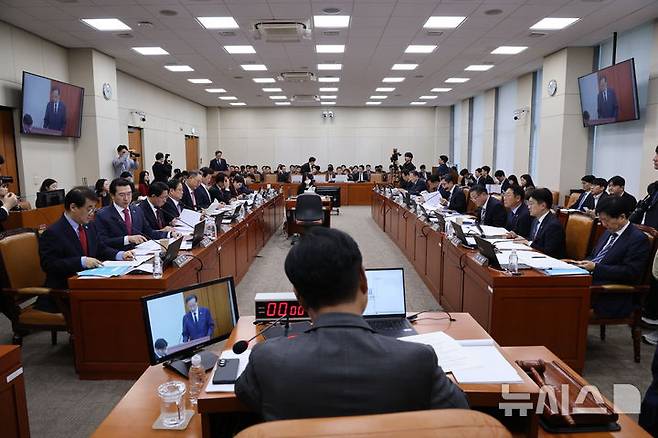 [서울=뉴시스] 최진석 기자 = 6일 여의도 국회에서 국회 재정경제기획위원회의 재정경제부에 대한 국정감사가 열리고 있다. 2026.10.06. myjs@newsis.com