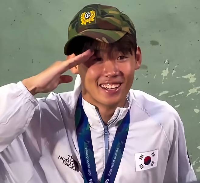 [서울=뉴시스]박승수가 2026 아이치·나고야 아시안게임 남자 축구 금메달 획득 후 전역모를 착용하고 경례하고 있다. (사진=인스타그램 'youngfor_t' 캡처) 2026.10.04 *재판매 및 DB 금지