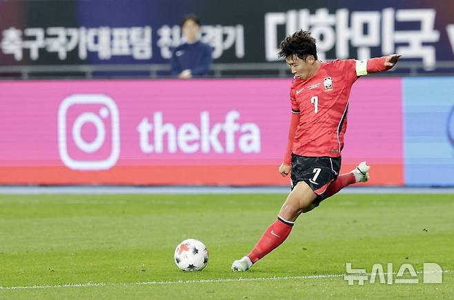 [용인=뉴시스] 최동준 기자 = 6일 경기 용인미르스타디움에서 열린 하나은행 초청 축구 국가대표팀 친선경기 한국과 우즈베키스탄의 경기, 한국 손흥민이 프리킥을 시도하고 있다. 2026.10.06. photocdj@newsis.com