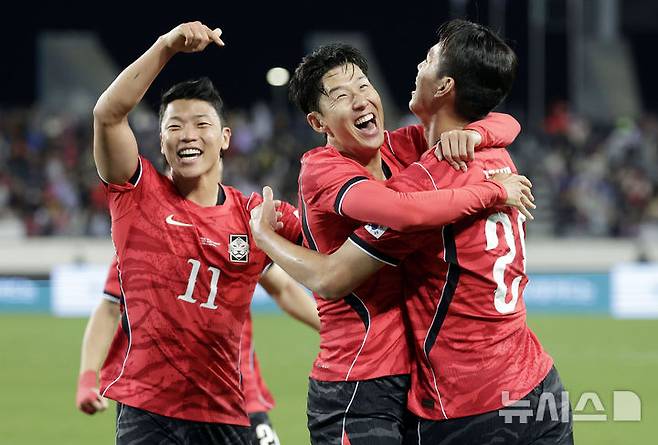 [용인=뉴시스] 최동준 기자 = 6일 경기 용인미르스타디움에서 열린 하나은행 초청 축구 국가대표팀 친선경기 한국과 우즈베키스탄의 경기, 한국 오세훈이 추가골을 성공 시킨 뒤 손흥민 등과 기뻐하고 있다. 2026.10.06. photocdj@newsis.com