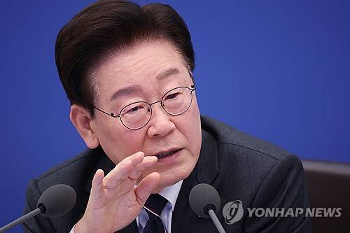 발언하는 이재명 대통령 (서울=연합뉴스) 신준희 기자 = 이재명 대통령이 6일 청와대에서 열린 국무회의에서 발언하고 있다. 2026.10.6 hama@yna.co.kr