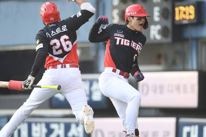 5일 LG와 원정에서 9회초 역전 3점 홈런을 날린 KIA 김도영이 동료 카스트로와 기뻐하는 모습. KIA 타이거즈