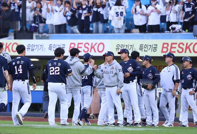 두산 선수단이 5일 삼성과 대구 원정 승리 뒤 하이파이브하는 모습. 두산 베어스