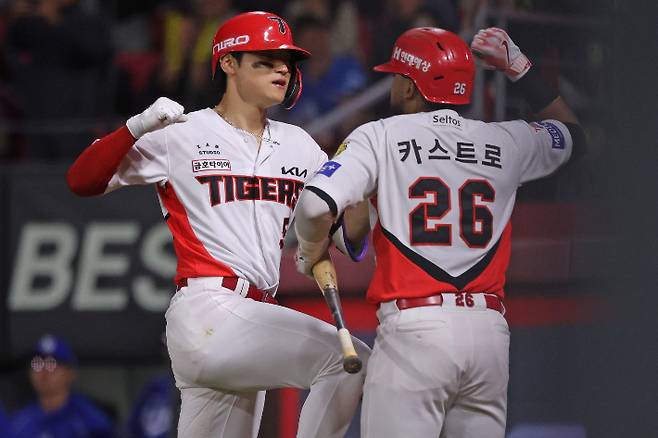 KIA 김도영이 6일 삼성과 홈 경기에서 3회말 역전 3점 홈런을 날린 뒤 카스트로와 세리머니를 펼치고 있다. KIA 타이거즈