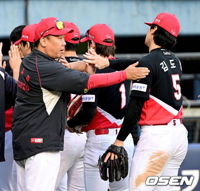 [OSEN=잠실, 최규한 기자] 프로야구 KIA 타이거즈가 LG 트윈스를 꺾고 3연전 싹쓸이에 성공했다. LG는 충격의 역전패로 8연패에 빠졌다.  KIA는 5일 서울 잠실구장에서 열린 2026 KBO리그 LG와 경기에서 6-4 역전승을 거뒀다. 9회초 2사 1,2루에서 김도영이 역전 스리런 홈런으로 경기를 뒤집었다. KIA는 75승 61패 2무가 됐고, 8연패를 당한 LG는 75승 63패 1무가 됐다. KIA는 1경기 차이로 달아났다. 경기를 마치고 승리한 KIA 이범호 감독과 김도영이 인사를 나누고 있다. 2026.10.05 / dreamer@osen.co.kr