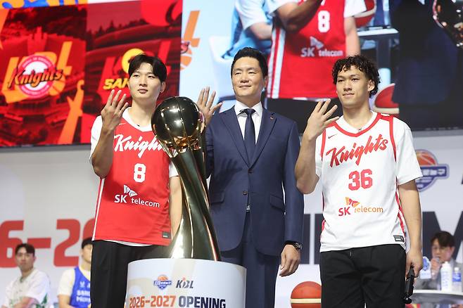 서울 SK 전희철 감독(가운데)이 지난달 29일 열린 프로농구 개막 미디어데이에서 안영준(왼쪽), 에디 다니엘과 입장하며 포즈를 취하고 있다. 연합뉴스