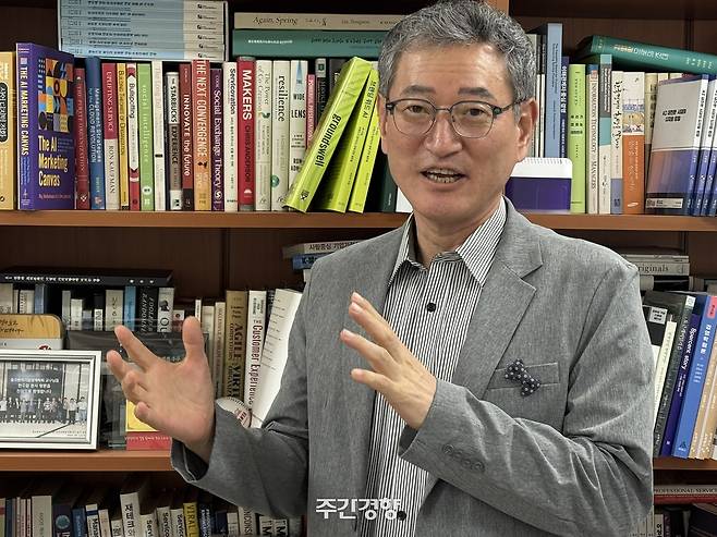 김용진 서강대 경영학과 교수가 지난 9월 21일 서울 서강대 연구실에서 주간경향과 인터뷰하고 있다. 주영재 기자
