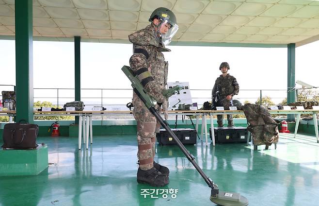 지난 9월 28일 오후 경기 연천군 육군 25사단 비룡전망대에서 군 관계자가 지뢰 탐지 시연을 하고 있다.  국회사진기자단