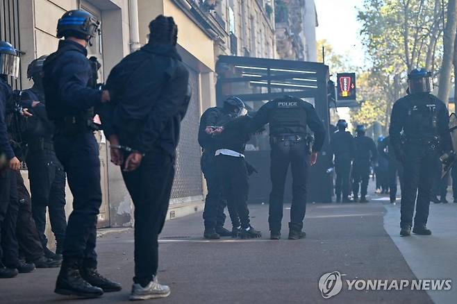 파리에서 시위자 연행하는 진압 경찰 [AFP=연합뉴스 자료사진. 재판매 및 DB 금지]