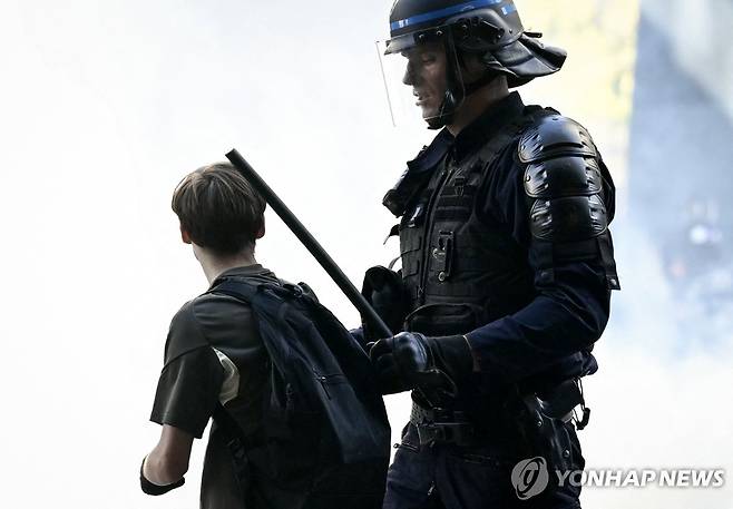 진압 경찰관이 청년을 연행하고 있다 [AFP=연합뉴스. 재판매 및 DB 금지]