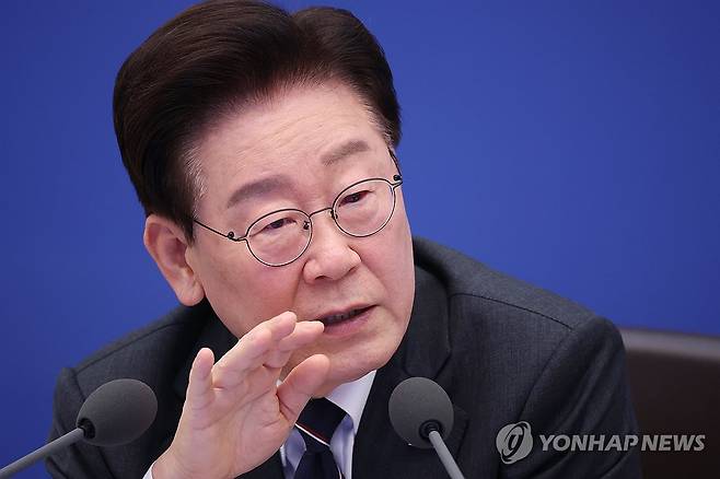 발언하는 이재명 대통령 (서울=연합뉴스) 신준희 기자 = 이재명 대통령이 6일 청와대에서 열린 국무회의에서 발언하고 있다. 2026.10.6 hama@yna.co.kr