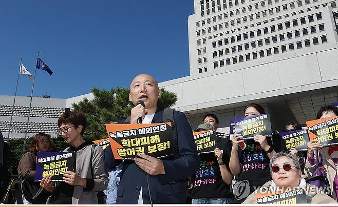 발언하는 주호민 씨 (서울=연합뉴스) 이진욱 기자 = 6일 서울 서초동 대법원 앞에서 열린 '제3자 녹음금지 예외적용을 통한 학대피해 장애인 권리보장 대책위원회' 주최 제3자 녹음금지 예외 촉구 2차 기자회견에서 웹툰 작가 주호민 씨가 발언하고 있다. 2026.10.6 cityboy@yna.co.kr