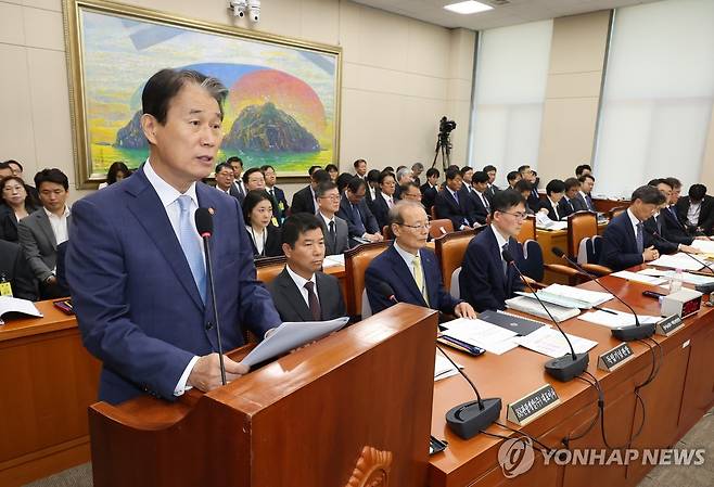 업무보고하는 권오을 국가보훈부 장관 (서울=연합뉴스) 배재만 기자 = 권오을 국가보훈부 장관이 6일 국회 정무위원회에서 열린 국가보훈부 등에 대한 국정감사에서 업무보고를 하고 있다. 2026.10.6 scoop@yna.co.kr