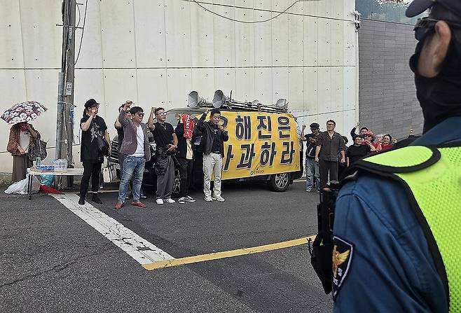 '암살자(들)' 주연배우 유해진 자택·제작사 앞 보수단체 집회 (서울=연합뉴스) 정지수 기자 = 4일 서울 성북구에 있는 영화 '암살자(들)'의 주연 배우 유해진 자택 앞에서 보수단체 회원들이 제작사와 배우를 규탄하는 집회를 하고 있다. 2026.10.4 index@yna.co.kr
