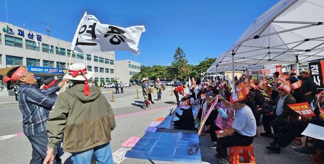 ▲ 7일 오후 괴산군청 광장에서 연풍면 송전탑건설반대비상대책위원회가 신영주~신중부 345㎸ 송전선로 4구간의 지중화와 복수 경과 대안 우선 검토를 요구하는 집회를 열고 있다. /강신욱기자
