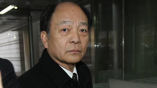 2000억원대 세금을 포탈한 혐의로 불구속 기소된 권혁 시도상선 회장이 15일 오전 첫 공판에 참석하기 위해 서울중앙지법에 들어서고 있다. 연합뉴스