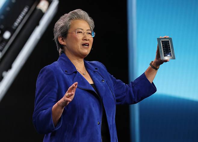 리사 수 AMD CEO가 CES 개막을 하루 앞둔 5일(현지시간) 미국 라스베이거스 베네시안 호텔에서 키노트 연설하며 AI 칩을 들고 있다.(연합뉴스)