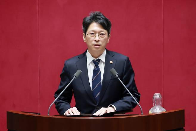 홍지선 국토교통부 장관이 1일 국회에서 열린 정기국회 제10차 본회의에서 인사말하고 있다.(연합뉴스)