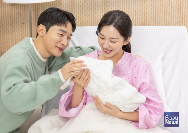 아동수당과 부모급여를 신청하지 않아도 받을 수 있도록 제도가 개선되고, 국민연금 출산크레딧 확대와 응급의료체계 개편 등 양육자들이 알아두면 좋을 제도 변화가 추진된다. ⓒ베이비뉴스