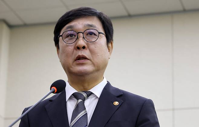 최휘영 문화체육관광부 장관이 7일 국회 문화체육관광위원회에서 열린 문화체육관광부에 대한 국정감사에서 업무보고를 하고 있다. 사진=연합뉴스