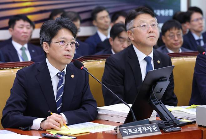 홍지선 국토교통부 장관(왼쪽)이 7일 국회 국토교통위원회 국정감사에서 발언하고 있다. (사진=이데일리 노진환 기자)